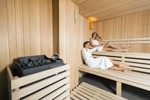 Aquecedor de sauna e meninas relaxante — Fotografia de Stock
