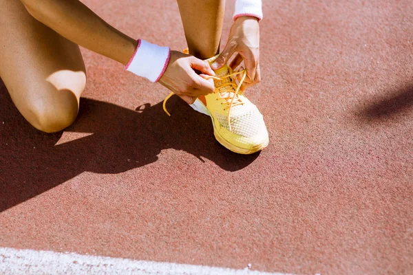 Sportler bindet Schnürsenkel — Stockfoto