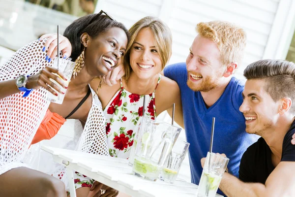 Pessoas felizes rindo de um ser feliz — Fotografia de Stock