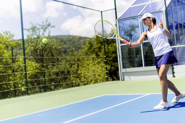 Tennisspielerin in Aktion — Stockfoto
