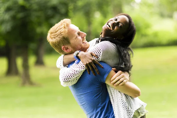 Gelukkige paar dansen en knuffelen — Stockfoto