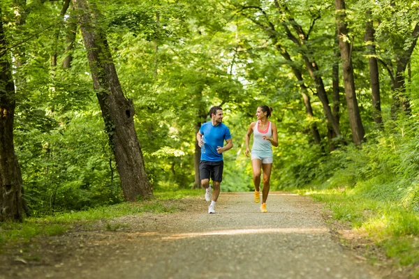 Młodzi ludzie joggingu w przyrodzie — Zdjęcie stockowe