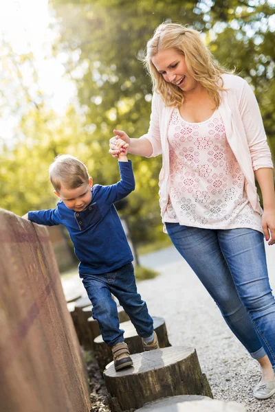 Anne ile oğlu ve onu yürümek — Stok fotoğraf