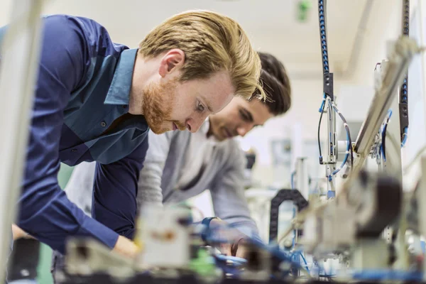 Ingenieros trabajando en componentes electrónicos — Foto de Stock