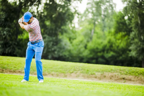 Golfer beoefenen en de concentratie van vóór en na schot — Stockfoto
