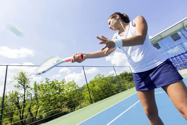 Jugadora de tenis femenina en acción —  Fotos de Stock