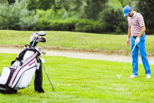 Golfeur pratiquant et se concentrant avant et après coup — Photo