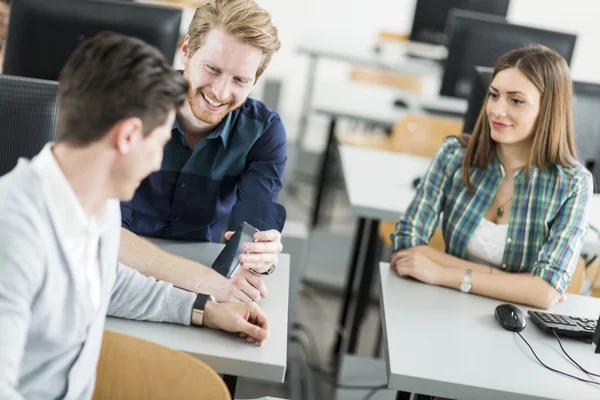 Mladí studenti mluví v učebně — Stock fotografie