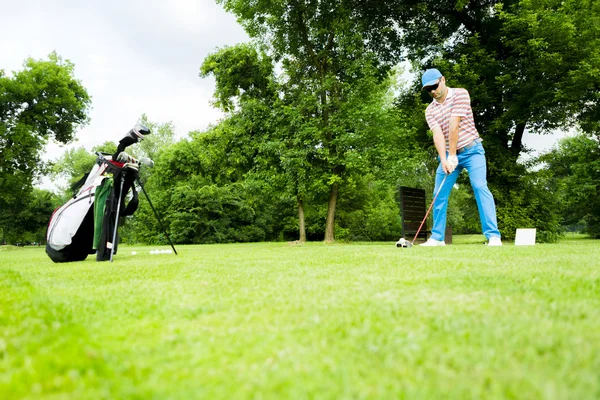 Golfer bereitet sich auf Schlag vor — Stockfoto