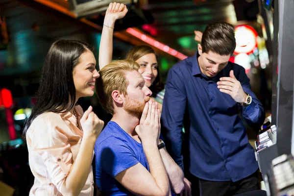 Freunde spielen im Casino — Stockfoto