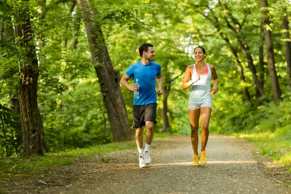 Junge Leute joggen in der Natur — Stockfoto