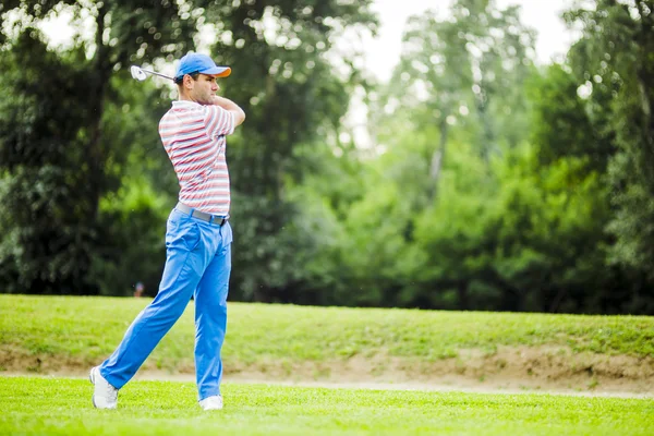 Golfista cvičit a soustředění před a po výstřelu — Stock fotografie