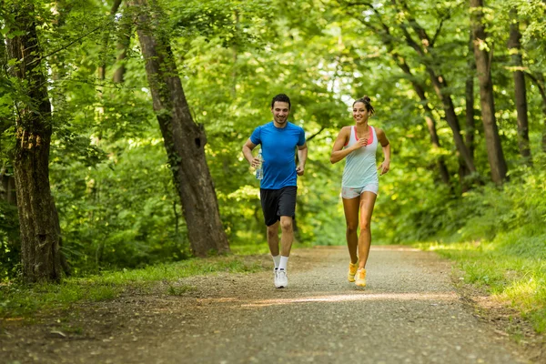 Jóvenes corriendo en la naturaleza — Foto de Stock