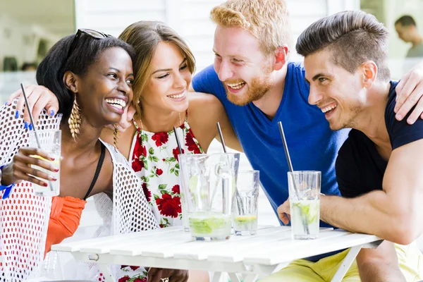 Mensen lachen een wezen gelukkig — Stockfoto