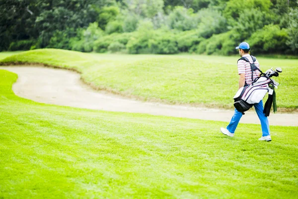 Golfista che trasporta la sua attrezzatura — Foto Stock