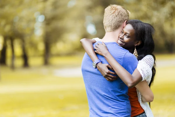 Pareja enamorada abrazándose pacíficamente — Foto de Stock