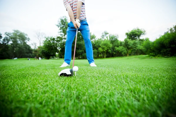 Golfer klaar om een schot te nemen — Stockfoto