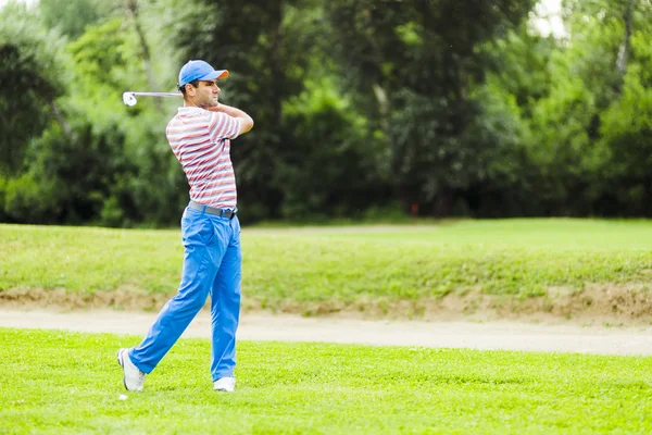 Golfista ćwiczyć przed i po strzale — Zdjęcie stockowe