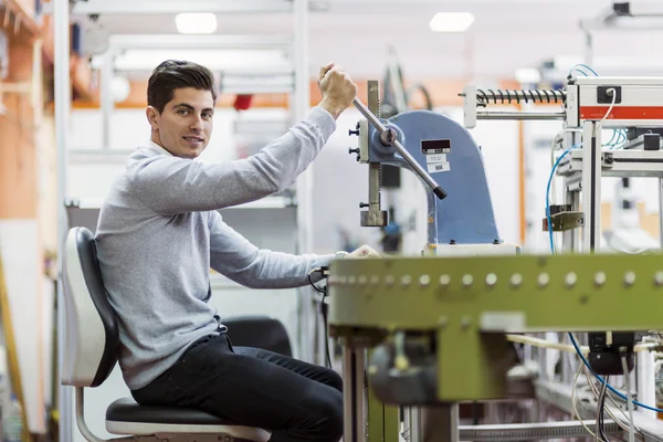 Joven estudiante trabajando en un proyecto — Foto de Stock