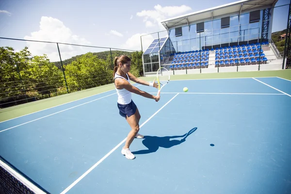 Bir damla ateş gerçekleştirme tenis oyuncusu — Stok fotoğraf