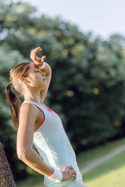 Mulher exausta após correr — Fotografia de Stock