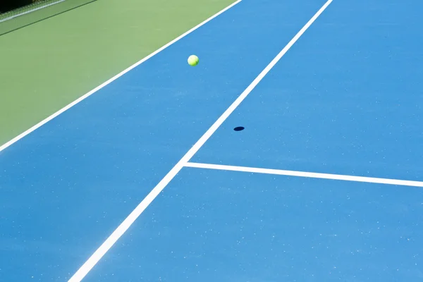 Tenisový kurt míč — Stock fotografie