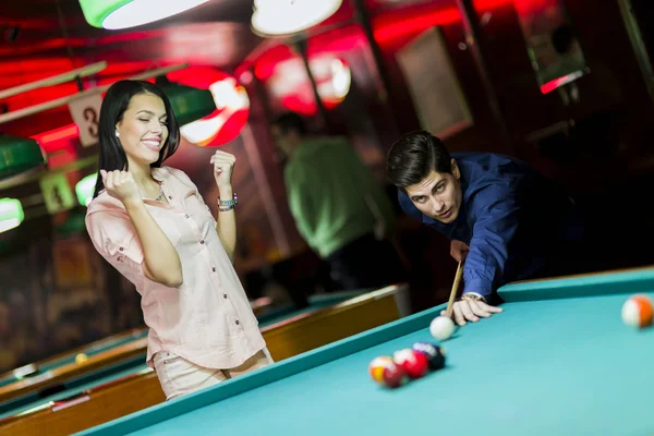 Young people playing billiard — Stock Photo, Image