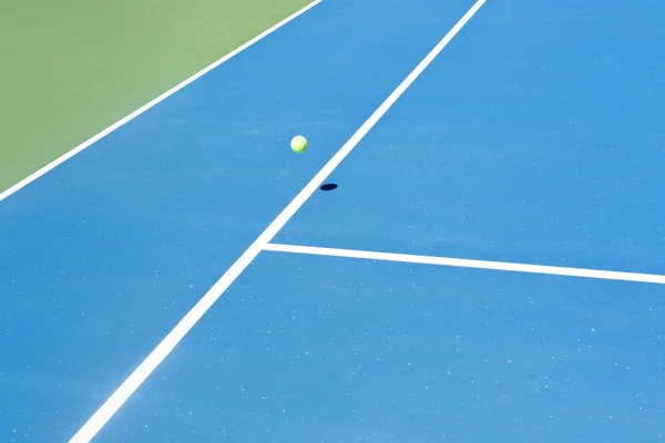 Тенісний корт м'яч — стокове фото