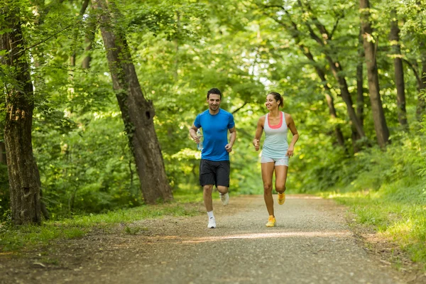 Jóvenes corriendo en la naturaleza — Foto de Stock