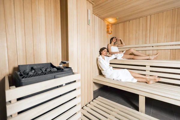 Sauna ısıtıcı ve kızlar rahatlatıcı — Stok fotoğraf