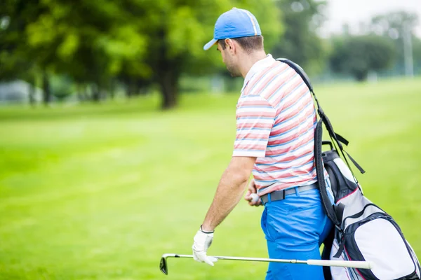 Golfspelare bär hans utrustning — Stockfoto