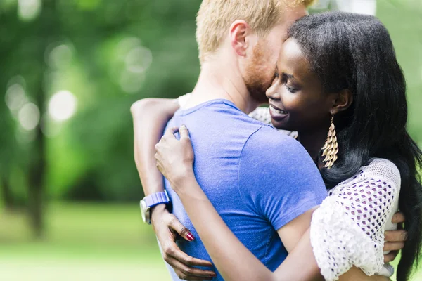 Pareja enamorada abrazándose y besándose pacíficamente al aire libre —  Fotos de Stock