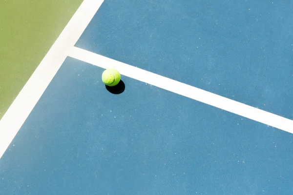 Piłki tenisowe sąd — Zdjęcie stockowe
