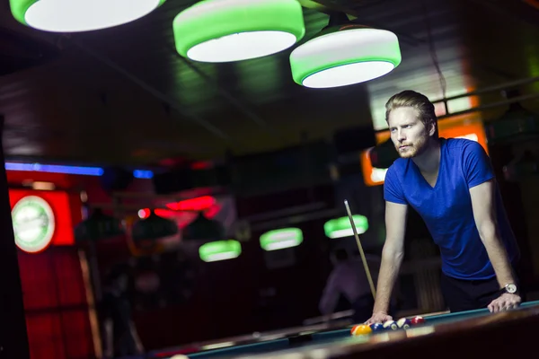 Az asztal fölé hajolt, snooker játékos — Stock Fotó