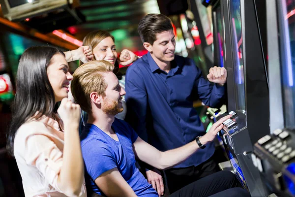 Vrienden gokken in een casino — Stockfoto