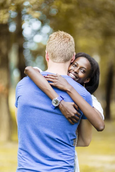 Par i kärlek kramar peacfully utomhus — Stockfoto
