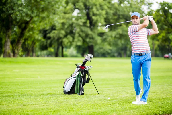 Golfista que pratica e se concentra antes e depois do tiro — Fotografia de Stock