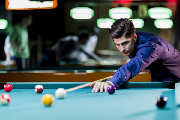 Fiatal jóképű férfi, játék snooker — Stock Fotó