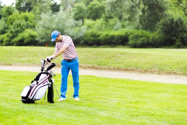 Golfista selezionando il club appropriato — Foto Stock