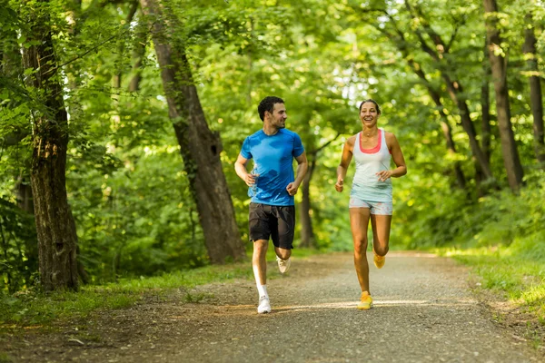 Jonge mensen joggen in de natuur — Stockfoto