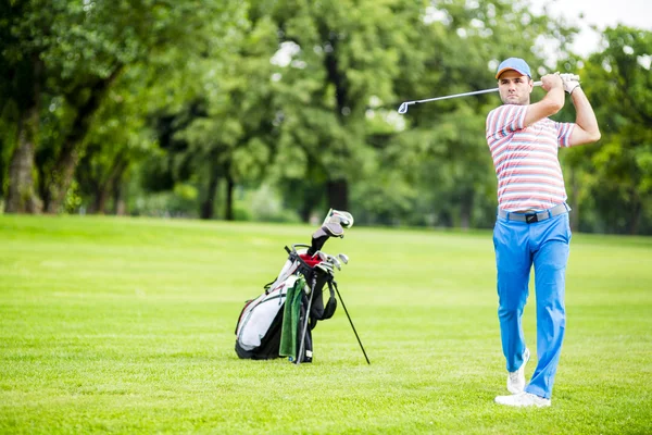 Golfista que pratica e se concentra antes e depois do tiro — Fotografia de Stock