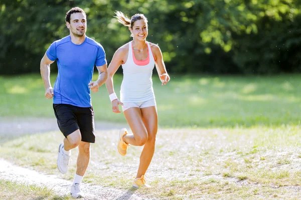 Unga människor jogging i naturen — Stockfoto