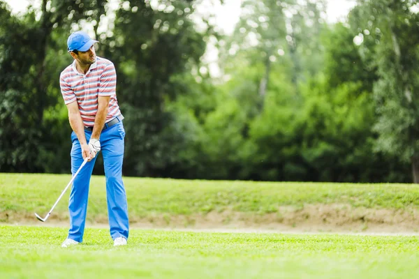 Golfista praktykujących i koncentracji przed i po strzale — Zdjęcie stockowe