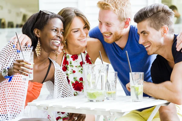 Gelukkige mensen lachen een wezen gelukkig — Stockfoto