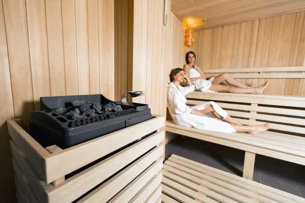Sauna calentador y niñas relajarse —  Fotos de Stock