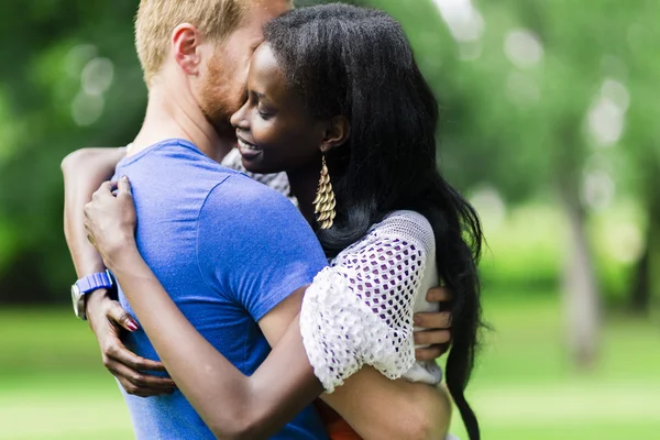 Par i kärlek kramar och kyssar peacfully utomhus — Stockfoto