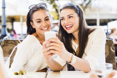 Öğle yemeği molası sırasında konuşan kızlar