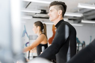 Eliptik bir eğitmen emekçilerin