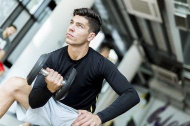 Eğitim bir spor salonunda genç adam