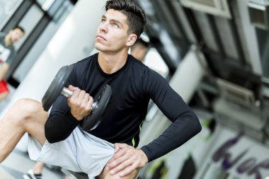 Eğitim bir spor salonunda genç adam